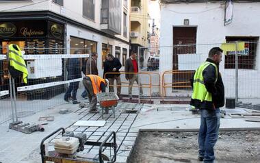 Comença la pavimentació de Tomás Ortuño després de finalitzar pràcticament les obres en el subsòl
