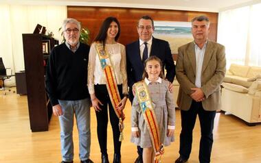 L'alcalde Toni Pérez rep a les Reines de les Festes Majors Patronals 2018, Anna Calbo i Fátima Carrobles