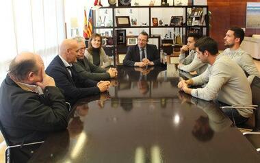 El alcalde recibe al BM Benidorm a escasos días de reanudarse el campeonato liguero