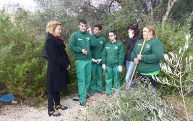Alumnes de l'especialitat de jardineria del projecte 'BENIDORM Inclusió' treballen en els jardins del Racó de l'Oix