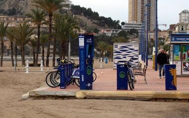 Benidorm dispondrá de más baños públicos para las playas y estudia reforzar los horarios de su limpieza