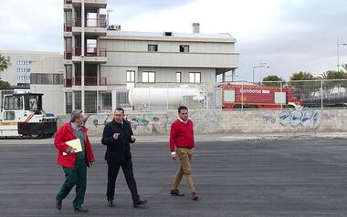 El Ayuntamiento acondiciona una parcela de 9.000 m2 como aparcamiento libre en Els Tolls
