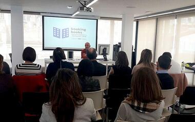 Benidorm amplía su oferta como DTI y facilita a los turistas la reserva y la entrega de lectura en su hotel