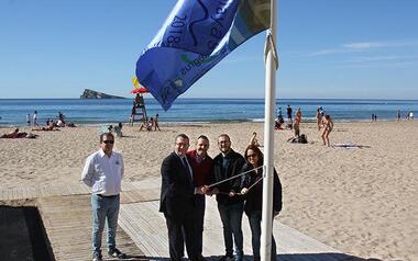 Benidorm iza sus nuevas banderas Ecoplayas que avalan la calidad de su gestión medioambiental