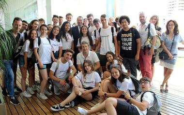 El alcalde recibe a alumnos franceses de Erasmus que estudian el Parque Natural de Serra Gelada 