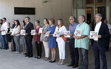 Benidorm guarda un minuto de silencio en memoria de la última víctima de la violencia machista