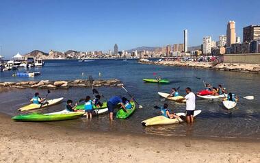 1.200 alumnos de Primaria viven su bautismo de mar con la Concejalía de Deportes