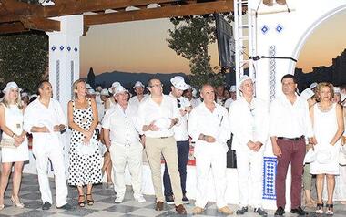 El mirador del Castillo se viste de blanco para acoger la gran noche de ‘Señorío de Benidorm’ 