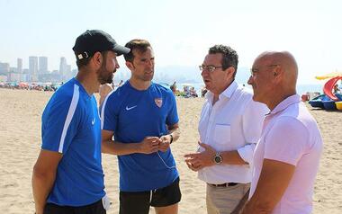 El Sevilla FC entrena en la playa de Poniente de Benidorm