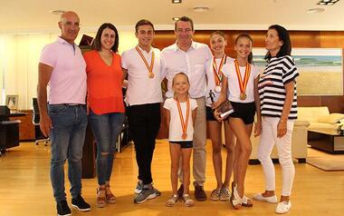 Los gimnastas de Benidorm lucen en el Ayuntamiento sus 8 medallas ganadas en el Campeonato de España