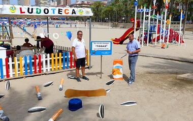 Benidorm continues the campaign of large-scale reproductions to raise awareness that users do not leave waste on the beaches