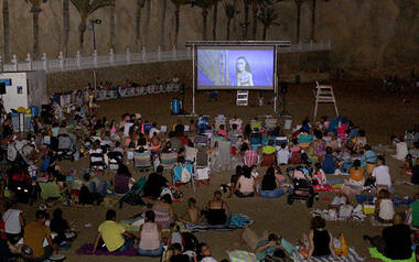 ‘Cinema a la platja’ transforma una vez más la playa del Mal Pas en sala de cine