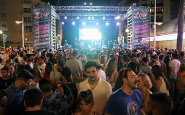 Cerca de 3.000 personas dan la bienvenida al Low Festival en la Playa de Levante