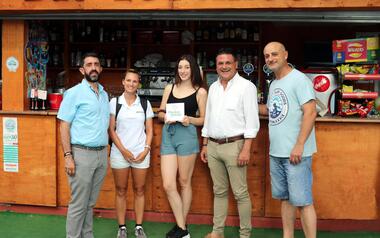 Un negocio de la ciudad, entre los primeros agraciados por participar en la campaña ‘Toma nota, recicla vidrio’