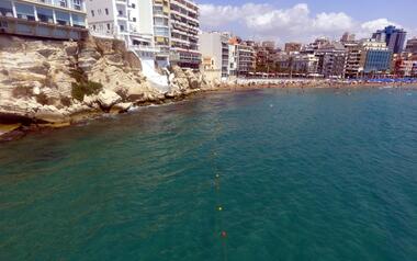 Playas instala líneas de vida en El Torrejó y el final de Tamarindos para dar más seguridad a los bañistas