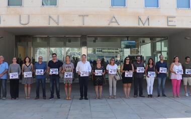Minuto de silencio en Benidorm en memoria de la mujer asesinada por su marido en La Coruña
