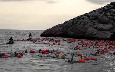 Más de 350 nadadores completan la XVII Travesía Popular l’Illa-Port de Benidorm