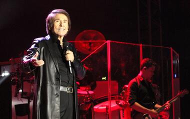 Més de 2.000 fans gaudixen de la gran nit de Raphael a Benidorm