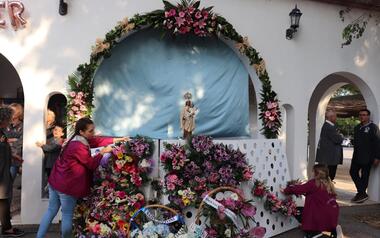 Els veïns de l'Horta i les entitats festeres ofrenen a la Mare de Déu del Roser