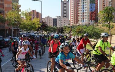 Más de 300 participantes en el XXXV edición del Día de la Bicicleta para fomentar el uso del carril bici