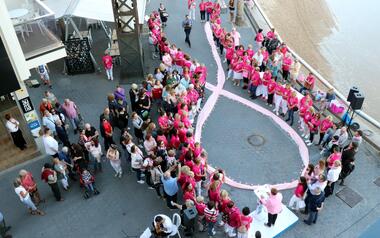 Benidorm conmemora el Día Internacional contra el Cáncer de Mama con la lectura de un manifiesto y un gran lazo humano en la Playa de Levante