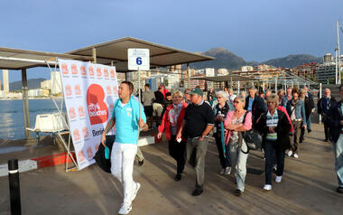 El creuer Artania realitza escala a Benidorm amb un miler de turistes alemanys a bord