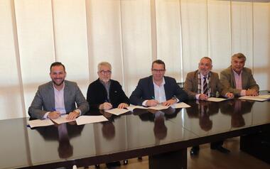 La Comissió de Festes Majors Patronals y l’Associació de Penyes Verge del Sofratge firman los convenios económicos en Alcaldía