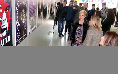 Alumnos del IES Pere Mª Orts i Bosch exhiben su rechazo a la violencia de género a través de 25 carteles  