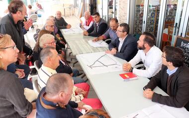 Vecinos y comerciantes de Poniente y La Cala se interesan por los detalles de la urbanización del sector PP 2/1 Poniente