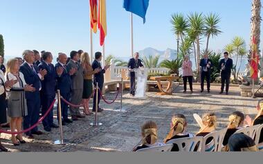 Benidorm celebrates the Constitution by handing out the Corporate Medal to the associations created during years of the transition