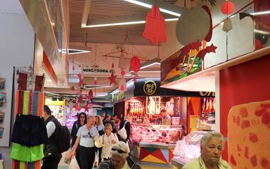 El Mercado Municipal luce la nueva decoración navideña diseñada por los alumnos del IES Pere Maria Orts i Bosch