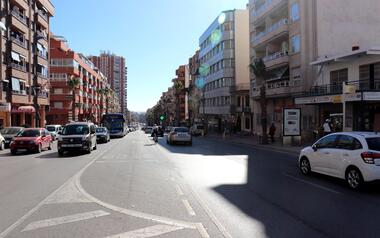 Benidorm asfalta a partir del domingo la avenida Beniardá con un material que absorbe el ruido del tráfico