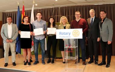 Ángela Alvado gana el premio ‘Isidro Cortina’ del Rotary Club a la mejor estudiante de la Marina Baixa