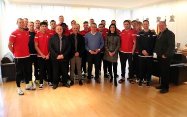 El equipo islandés de Primera División, Valur F, visita al alcalde tras su “stage” de preparación en Benidorm