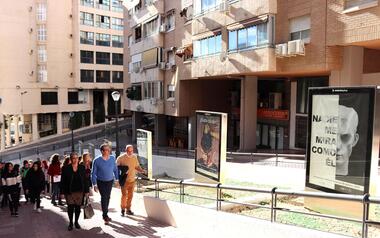 Benidorm lleva a la calle la sensibilización sobre la violencia de género con una muestra de carteles de alumnos del IES Pere Mª Orts i Bosch