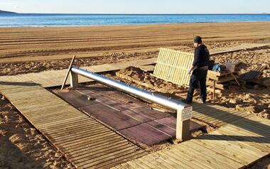 Playas adecúa las zonas de lavapiés de Levante y Poniente y sus accesos