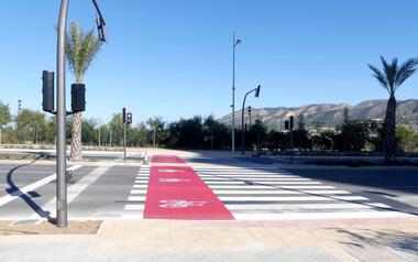 Un nuevo cruce semafórico une Els Tolls con el Parque de la Séquia Mare y el Salt de l’Aigua