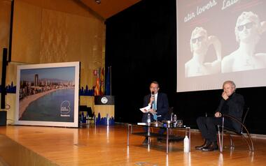 Emilio del Río presents his book 'Latin Lovers' in Benidorm, a tribute to classical culture in a humorous way