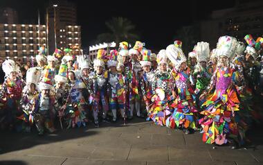 'La época moderna' se alza con el primer premio del desfile del Carnaval en el que participaron más de un millar de personas en ambas jornadas