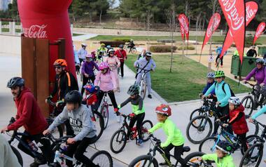 Centenares de personas se suman a la celebración del Día de la Bicicleta 