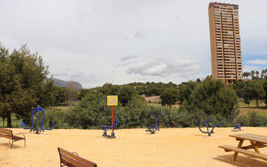 Benidorm abre la zona de ocio y recreo de Adolfo Suárez, con elementos biosaludables y parque para mascotas 