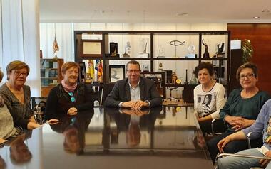 La asociación Anémona visita al alcalde de Benidorm tras recibir el premio de la Unión Profesional Sanitaria de Alicante-UPSANA
