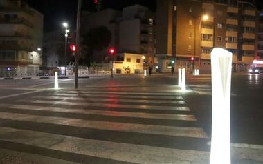 Movilidad refuerza la seguridad vial y peatonal de El Cruce con nuevos bolardos luminosos