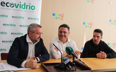El Ayuntamiento de Benidorm y Ecovidrio promueven el reciclaje durante la acampada de peñas 