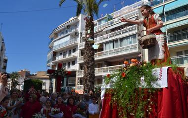 La niña Araceli Such Romero recita el verso en la tradicional Festa de la Creu