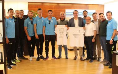 El alcalde de Benidorm felicita al C.F. Calvari por su ascenso