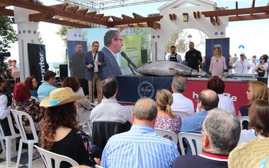 Benidorm abre boca para sus primeras ‘Jornadas del Atún’ con el ronqueo de una pieza de más de 200 kilos