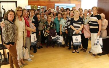 La asociación de Amas de Casa de Alcàsser visita la Alcaldía