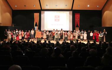 The students of CEIP Ausiàs March stage the granting of the Poblament Letter