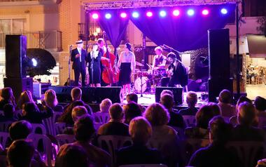 Success of the public in the first concert of the 'Benidorm Music Jazz' at Plaça de la Senyoria
